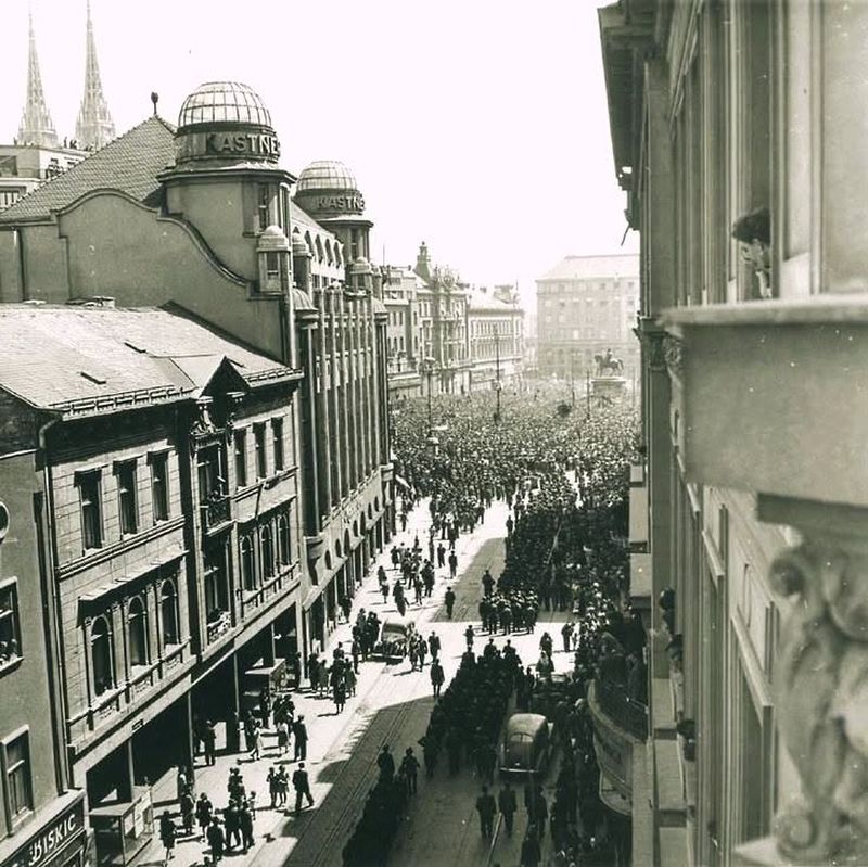 Zagreb, 11. svibnja 1945. godine. Dolazak građana i vojske na Glavni gradski trg gdje će se održati veliki miting oslobođenja grada i zemlje